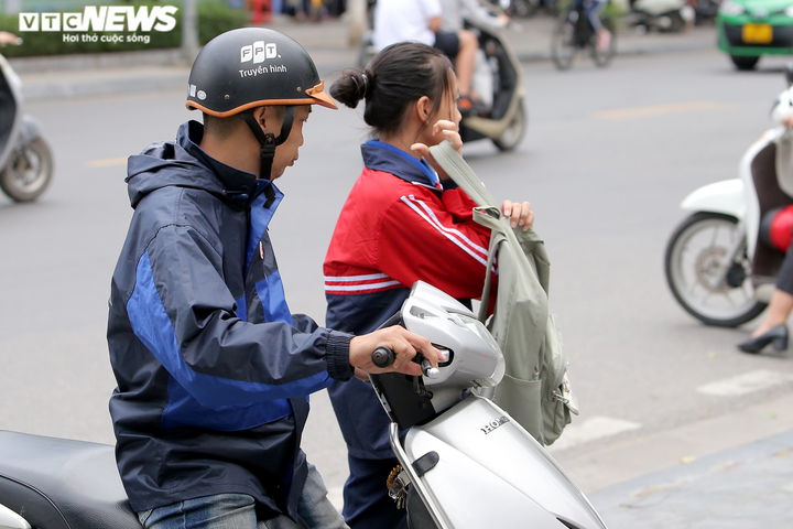 Trời trở lạnh, người Hà Nội diện đồ 'trên đông dưới hè' xuống phố - 7