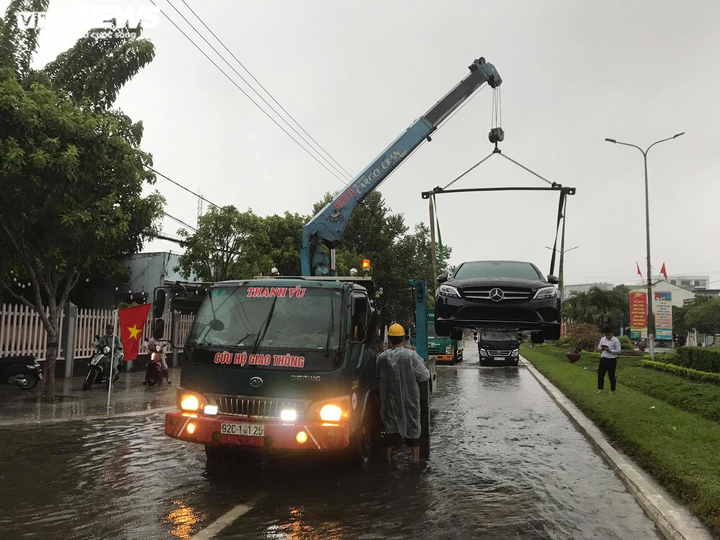 Ảnh: Mưa trắng trời, nhiều tuyến đường ở TP Tam Kỳ biến thành sông - 4
