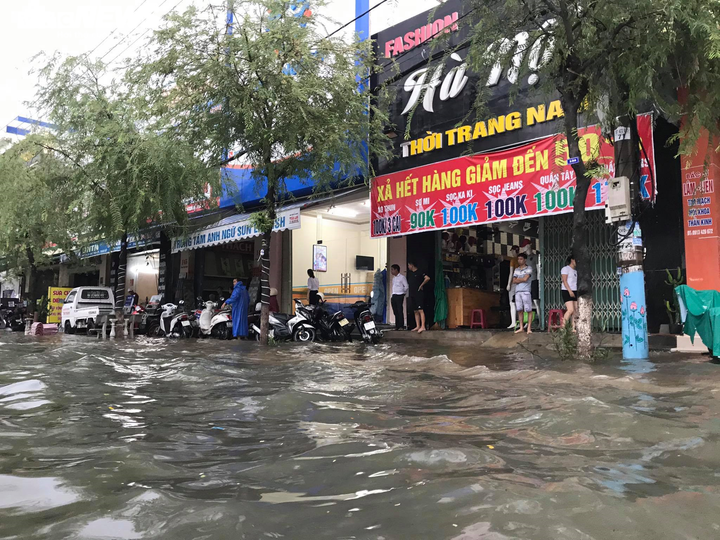 Ảnh: Mưa trắng trời, nhiều tuyến đường ở TP Tam Kỳ biến thành sông - 7