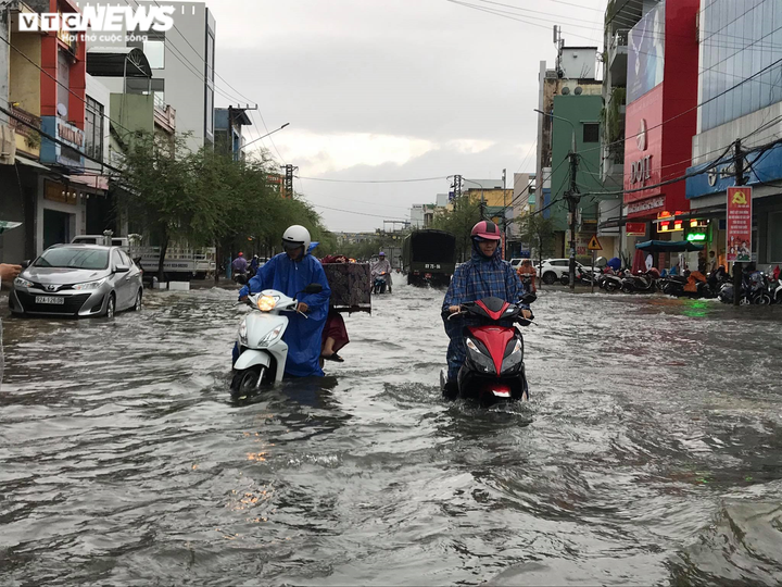 Ảnh: Mưa trắng trời, nhiều tuyến đường ở TP Tam Kỳ biến thành sông - 6