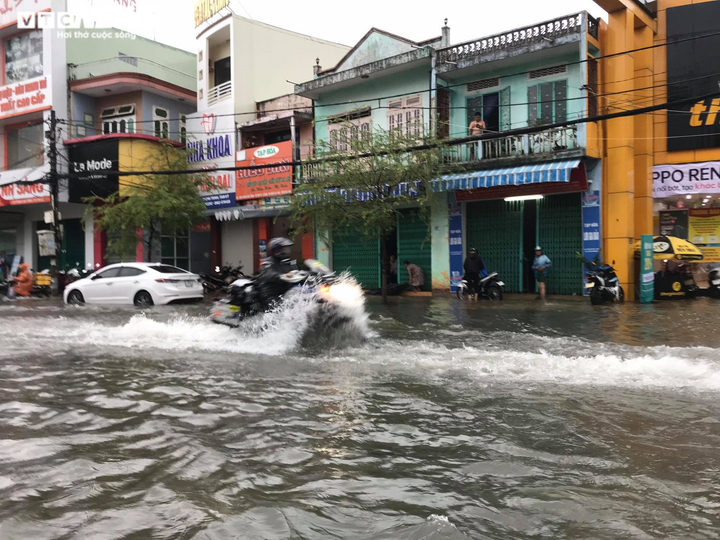 Ảnh: Mưa trắng trời, nhiều tuyến đường ở TP Tam Kỳ biến thành sông - 3