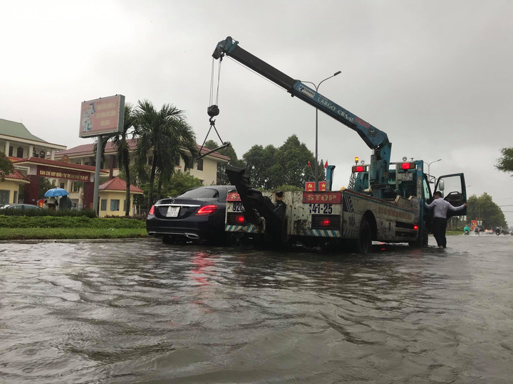 Ảnh: Mưa trắng trời, nhiều tuyến đường ở TP Tam Kỳ biến thành sông - 5