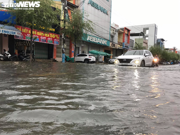 Ảnh: Mưa trắng trời, nhiều tuyến đường ở TP Tam Kỳ biến thành sông - 10