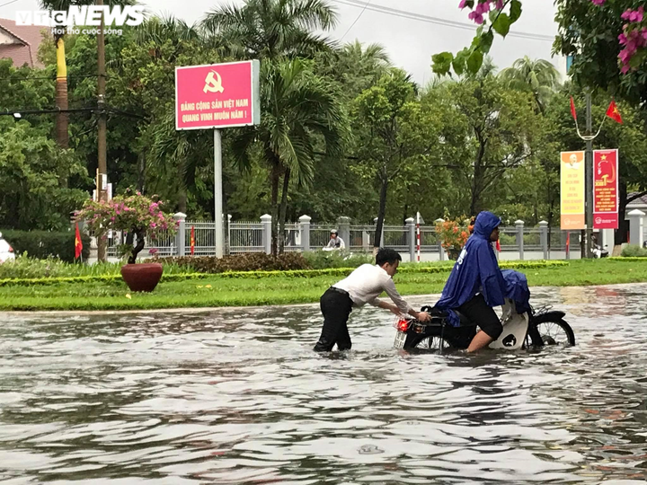 Ảnh: Mưa trắng trời, nhiều tuyến đường ở TP Tam Kỳ biến thành sông - 8