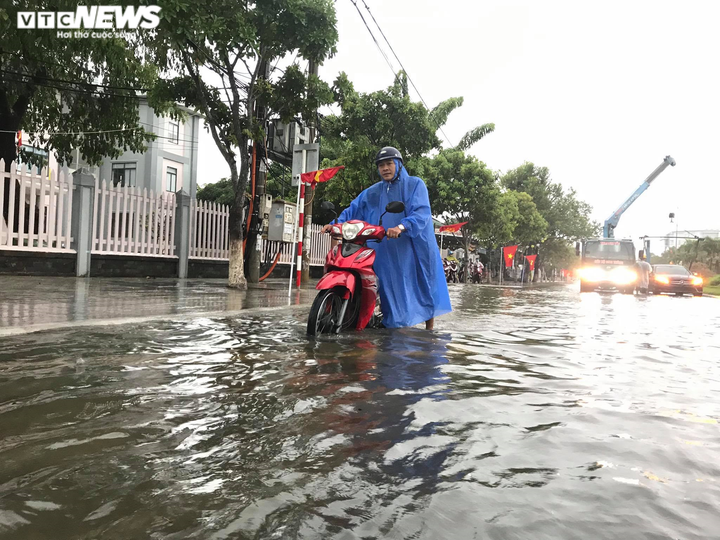 Ảnh: Mưa trắng trời, nhiều tuyến đường ở TP Tam Kỳ biến thành sông - 9