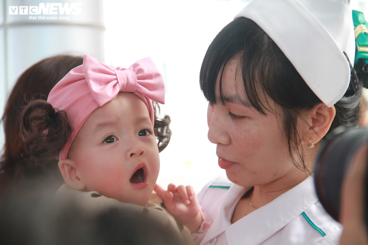 Trúc Nhi - Diệu Nhi tươi cười rạng rỡ trong ngày xuất viện - 9