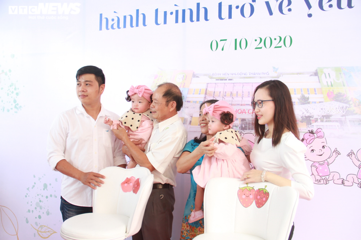 Trúc Nhi - Diệu Nhi tươi cười rạng rỡ trong ngày xuất viện - 7