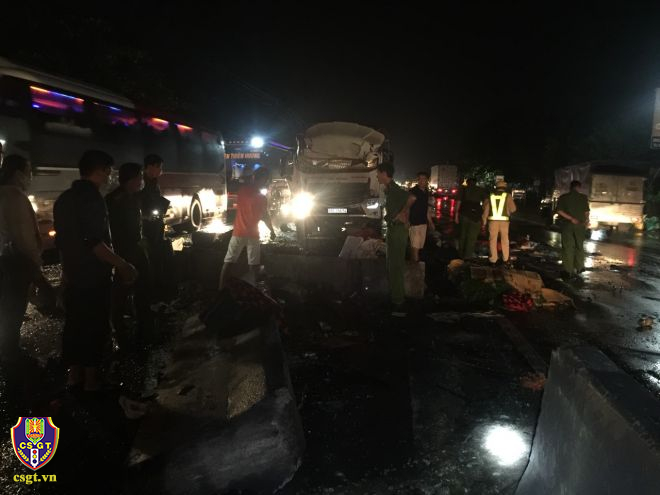 Xe tải đâm vào xe khách, 19 người thương vong - 1