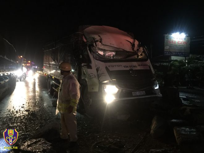 Xe tải đâm vào xe khách, 19 người thương vong - 2