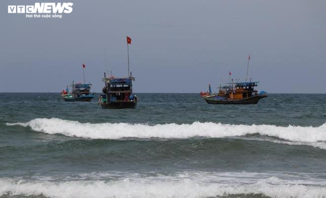 Áp thấp áp sát đất liền, gần 3.400 ngư dân Quảng Nam còn ở ngoài khơi - 1
