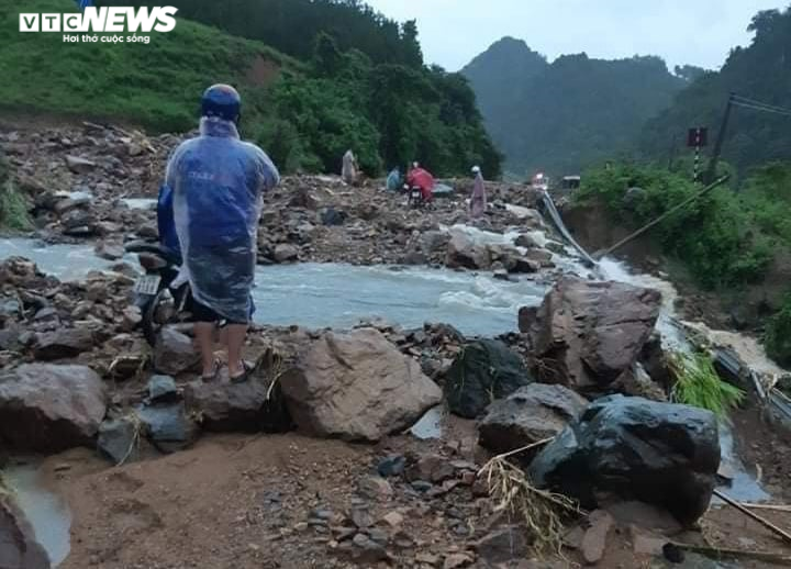Ảnh: Nước ngập ngang mái nhà, biên phòng và công an xuyên đêm giúp dân chạy lũ - 11