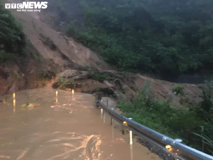 Bị hàng nghìn khối đất vùi lấp, quốc lộ 49 tuyến Huế - A Lưới bị chia cắt - 1