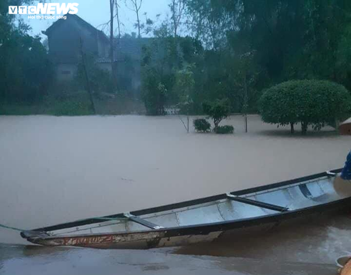 Ảnh: Nước ngập ngang mái nhà, biên phòng và công an xuyên đêm giúp dân chạy lũ - 18