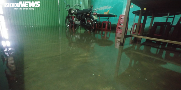 Ảnh: Nước nhấn chìm nhiều làng mạc, dân Bình Trị Thiên khẩn trương chạy lũ - 16