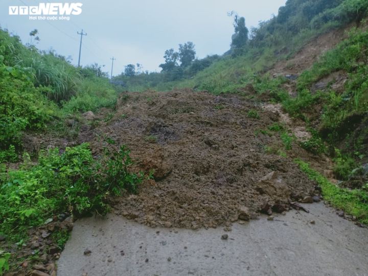 Ảnh: Nước ngập ngang mái nhà, biên phòng và công an xuyên đêm giúp dân chạy lũ - 10