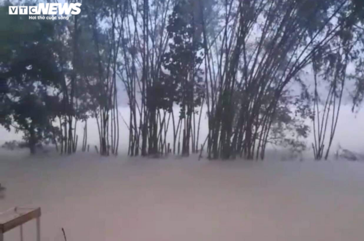 Ảnh: Nước ngập ngang mái nhà, biên phòng và công an xuyên đêm giúp dân chạy lũ - 15