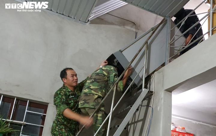 Ảnh: Nước ngập ngang mái nhà, biên phòng và công an xuyên đêm giúp dân chạy lũ - 3