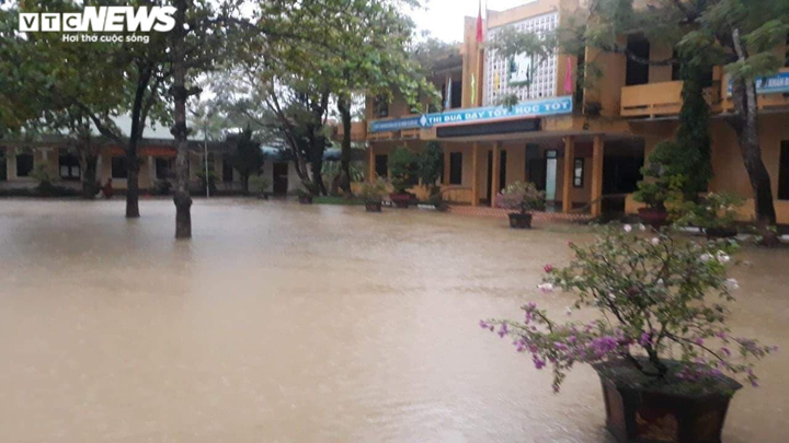 Ảnh: Nước ngập ngang mái nhà, biên phòng và công an xuyên đêm giúp dân chạy lũ - 17