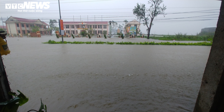 Ảnh: Nước nhấn chìm nhiều làng mạc, dân Bình Trị Thiên khẩn trương chạy lũ - 15