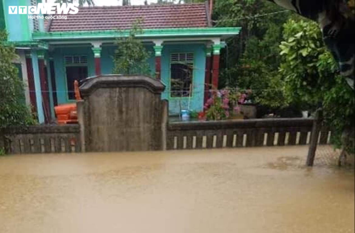 Ảnh: Nước ngập ngang mái nhà, biên phòng và công an xuyên đêm giúp dân chạy lũ - 16