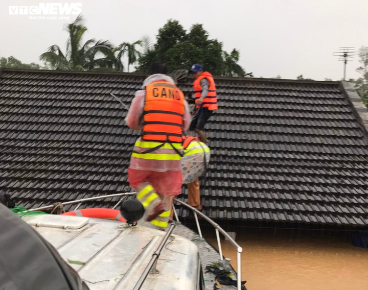Ảnh: Nước ngập ngang mái nhà, biên phòng và công an xuyên đêm giúp dân chạy lũ - 12