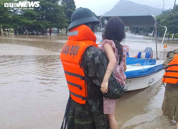 Ảnh: Nước ngập ngang mái nhà, biên phòng và công an xuyên đêm giúp dân chạy lũ - 8