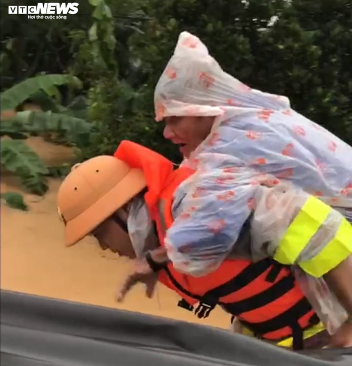 Ảnh: Nước ngập ngang mái nhà, biên phòng và công an xuyên đêm giúp dân chạy lũ - 13