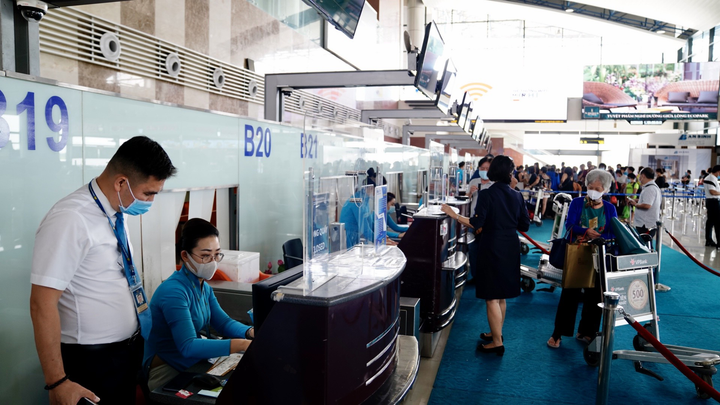 Kiểm tra y tế 2 lần với khách đi máy bay tại Nội Bài - 1