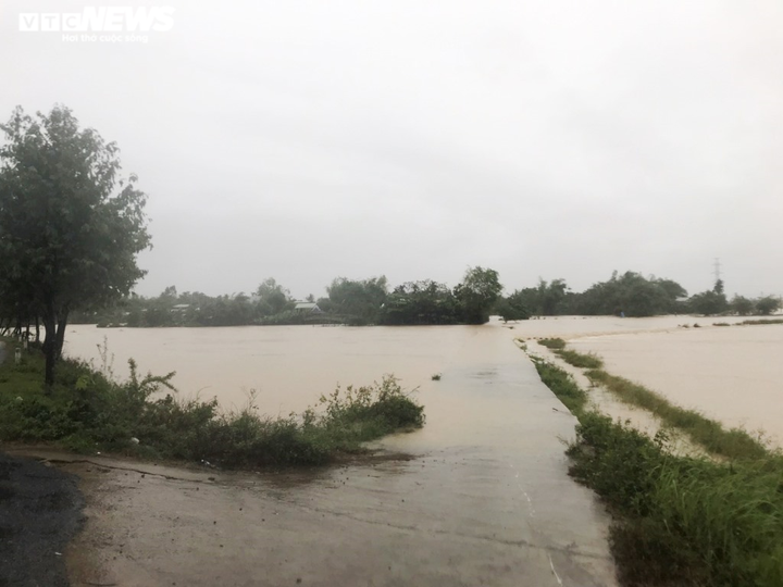 Mưa xối xả, nhiều nơi ngập ngang ngực, dân Đà Nẵng bơi ghe - 2