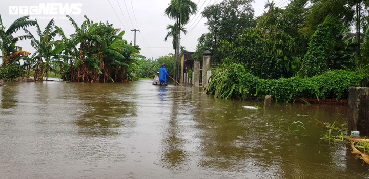 Mưa xối xả, nhiều nơi ngập ngang ngực, dân Đà Nẵng bơi ghe - 8