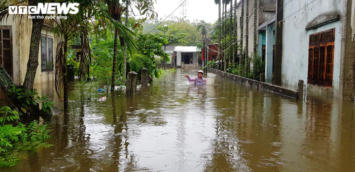 Mưa xối xả, nhiều nơi ngập ngang ngực, dân Đà Nẵng bơi ghe - 9