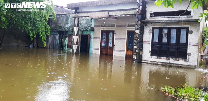 Mưa xối xả, nhiều nơi ngập ngang ngực, dân Đà Nẵng bơi ghe - 4