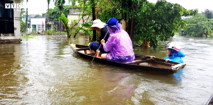 Mưa xối xả, nhiều nơi ngập ngang ngực, dân Đà Nẵng bơi ghe - 1
