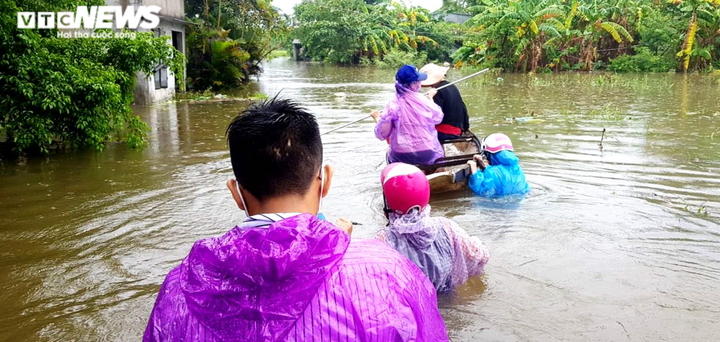 Mưa xối xả, nhiều nơi ngập ngang ngực, dân Đà Nẵng bơi ghe - 7