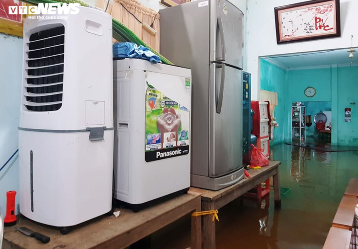 Mưa xối xả, nhiều nơi ngập ngang ngực, dân Đà Nẵng bơi ghe - 5