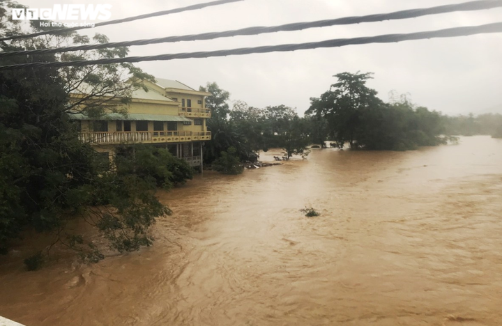 Mưa xối xả, nhiều nơi ngập ngang ngực, dân Đà Nẵng bơi ghe - 3