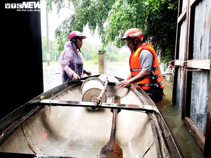 Mưa xối xả, nhiều nơi ngập ngang ngực, dân Đà Nẵng bơi ghe - 6