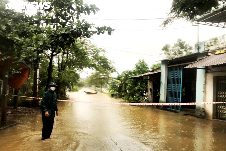 Mưa xối xả, nhiều nơi ngập ngang ngực, dân Đà Nẵng bơi ghe - 10