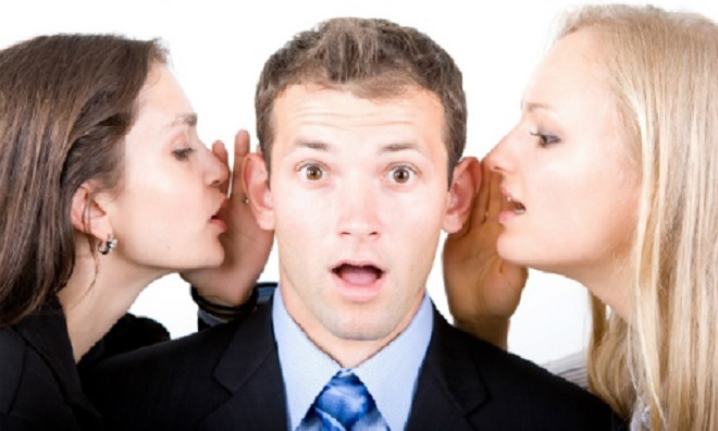 Bí quyết sống sót khi ngồi giữa 2 quý bà - 1