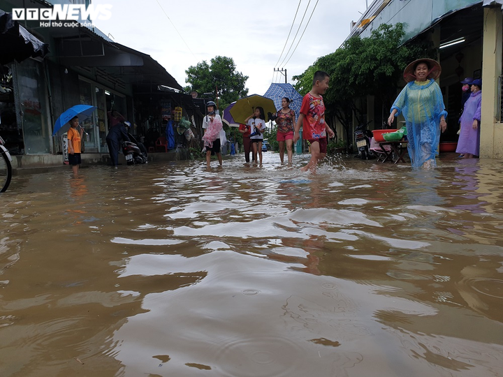 Ảnh: Lũ dâng, hàng trăm hộ dân vùng trũng ở Hội An chìm trong biển nước - 7
