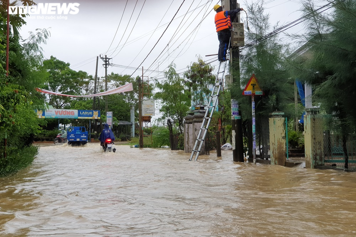 Ảnh: Lũ dâng, hàng trăm hộ dân vùng trũng ở Hội An chìm trong biển nước - 10