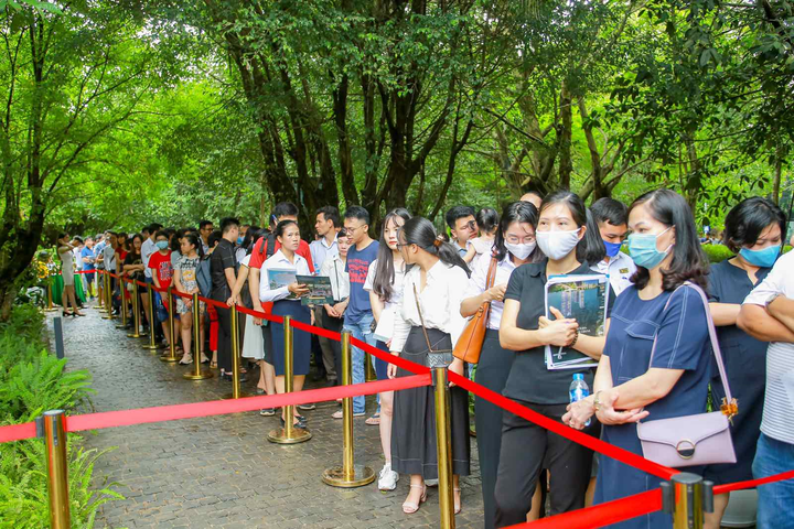 Khách xếp hàng cả cây số để xem nhà mẫu và mua nhà tại Ecopark - 5