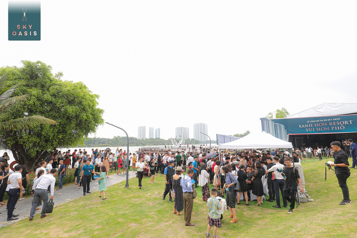 Khách xếp hàng cả cây số để xem nhà mẫu và mua nhà tại Ecopark - 7