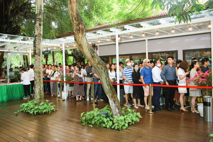 Khách xếp hàng cả cây số để xem nhà mẫu và mua nhà tại Ecopark - 11