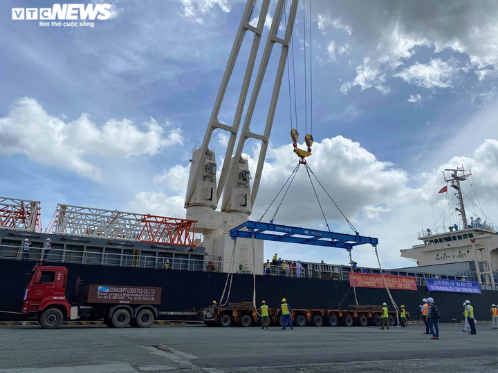 Ảnh: Chuyển tàu Metro số 1 xuống xe siêu trường, siêu trọng - 2