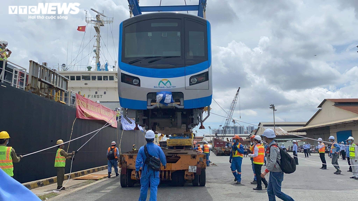 Ảnh: Chuyển tàu Metro số 1 xuống xe siêu trường, siêu trọng - 5