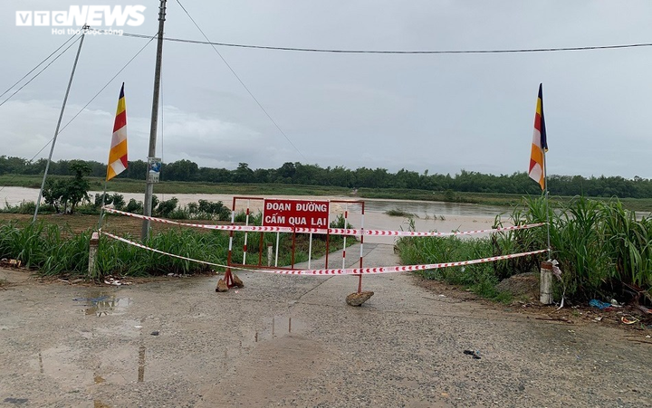 Lũ dâng ở Quảng Ngãi: Gần 2.000 dân thành phố bị cô lập, miền núi sạt lở nặng - 1