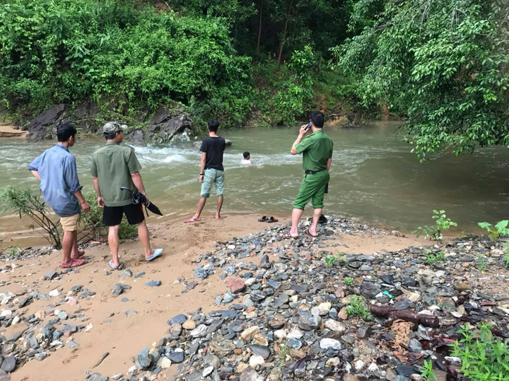 Lội qua suối, người đàn ông ở Quảng Ngãi bị lũ cuốn thiệt mạng - 1