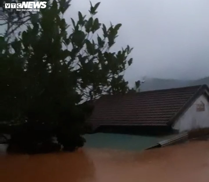 Ảnh: Nước ngập ngang mái nhà, biên phòng và công an xuyên đêm giúp dân chạy lũ - 1