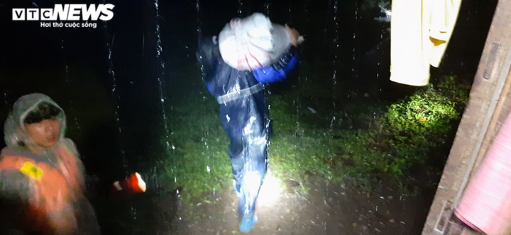 Ảnh: Nước ngập ngang mái nhà, biên phòng và công an xuyên đêm giúp dân chạy lũ - 5